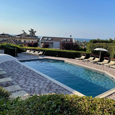 Aparthotel Residenze Al Colle Dei Pini Riccione Exterior foto