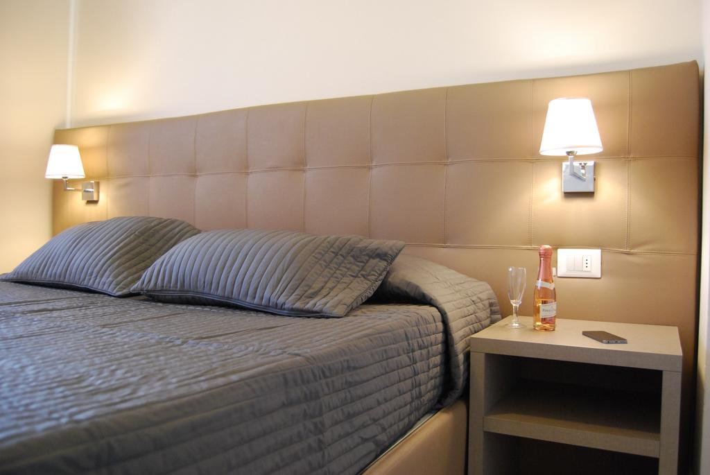 Aparthotel Residenze Al Colle Dei Pini Riccione Habitación foto