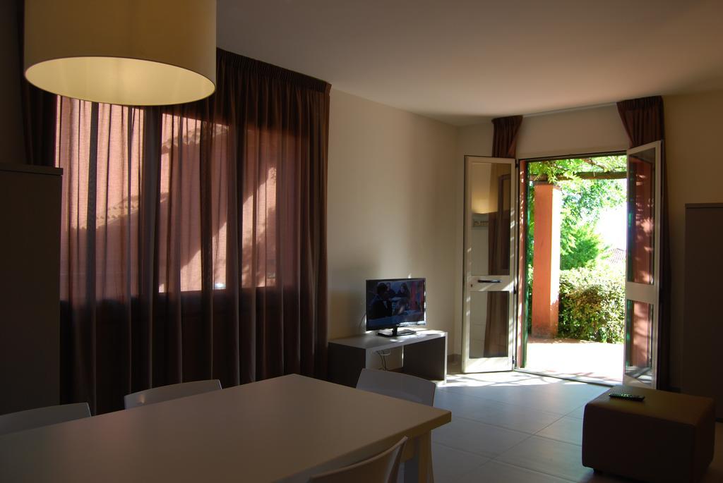 Aparthotel Residenze Al Colle Dei Pini Riccione Habitación foto