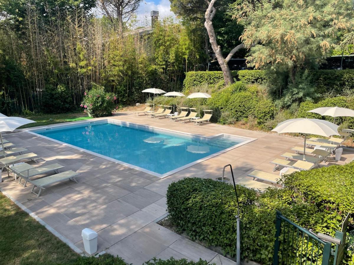 Aparthotel Residenze Al Colle Dei Pini Riccione Exterior foto