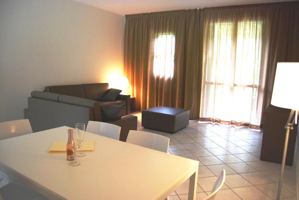 Aparthotel Residenze Al Colle Dei Pini Riccione Habitación foto