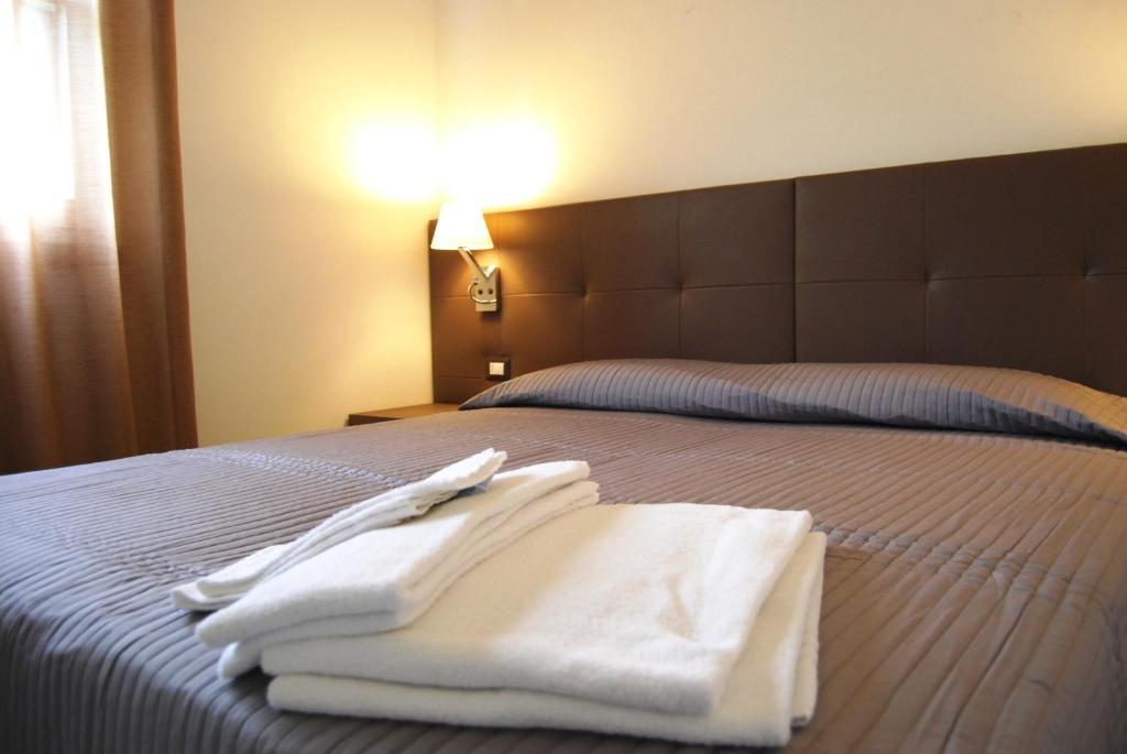 Aparthotel Residenze Al Colle Dei Pini Riccione Habitación foto