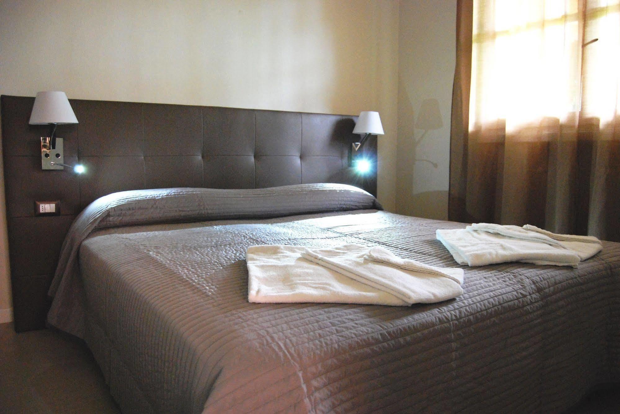 Aparthotel Residenze Al Colle Dei Pini Riccione Exterior foto