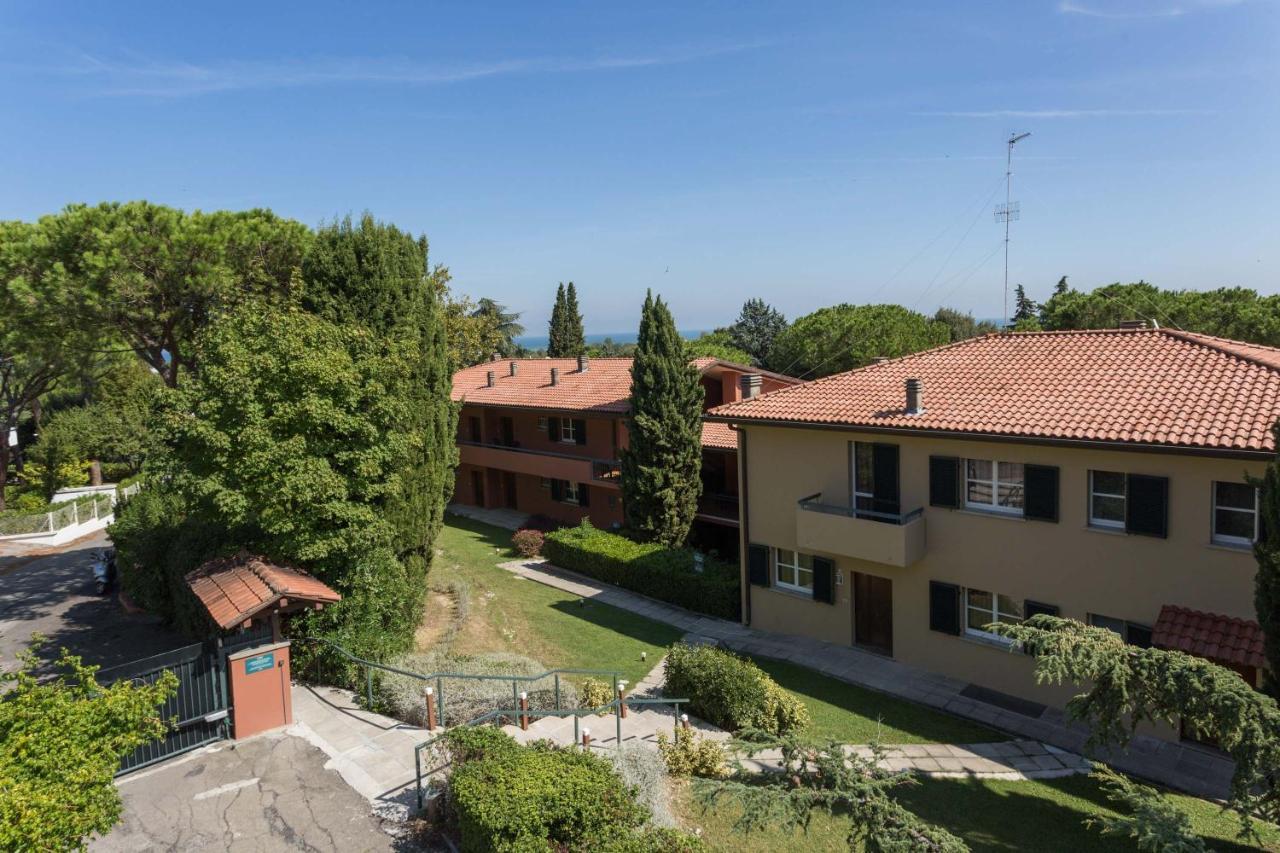 Aparthotel Residenze Al Colle Dei Pini Riccione Exterior foto